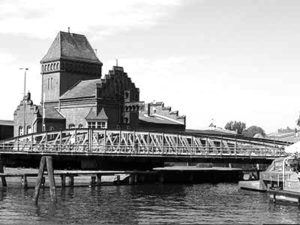 Die Drehbrücke in Lübeck in schwarz/weiß