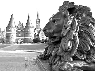Der Lübecker Löwe und das Holstentor im Hintergrund als Titelbild von qrpage-webdesign