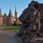 Der Löwe vor dem Holstentor in Lübeck als Titelbild für qrpage-webdesign